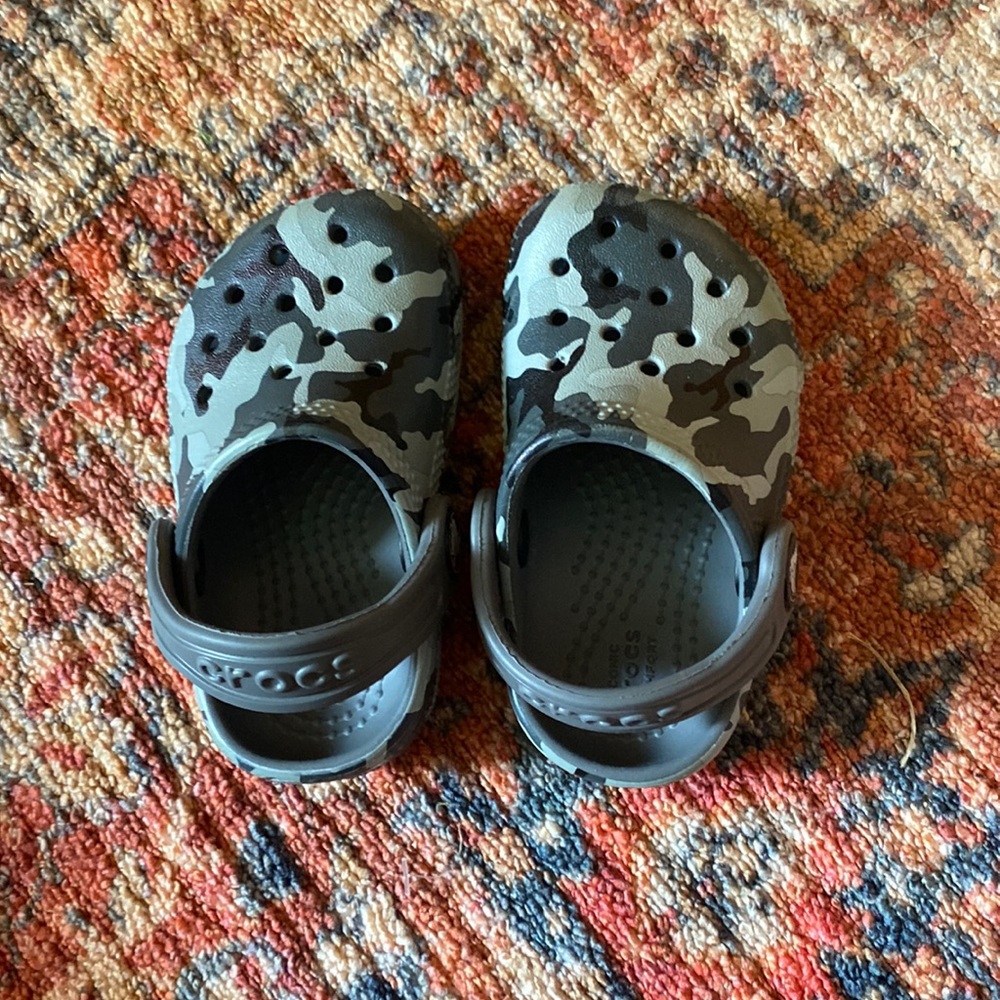 Infant crocs size 4